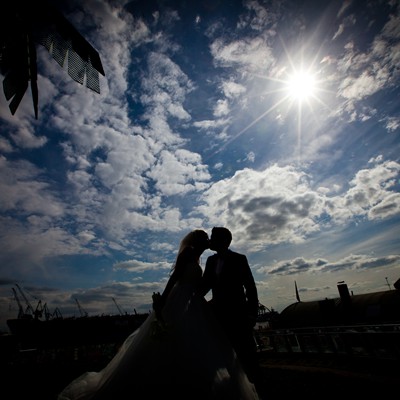 Hochzeitspaar küssen Sich am Hafen